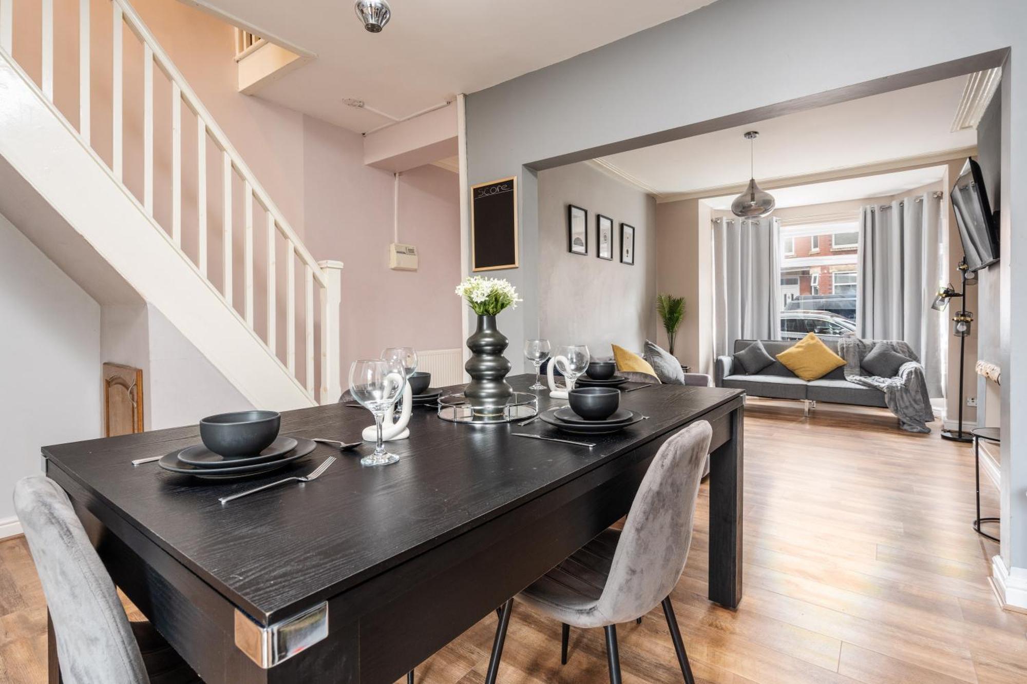 Modern & Spacious - Pool Table - Free Parking - Sleeps 10 مانشستر المظهر الخارجي الصورة