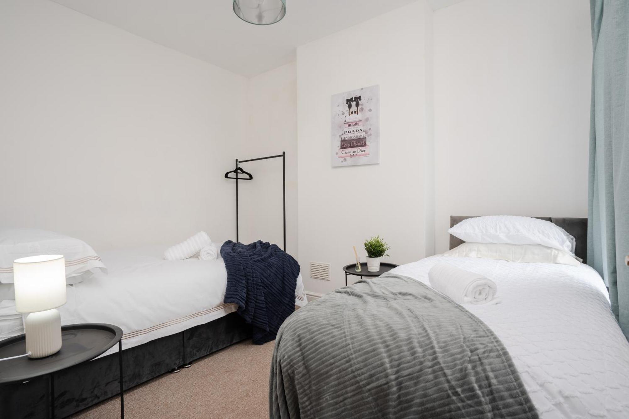 Modern & Spacious - Pool Table - Free Parking - Sleeps 10 مانشستر المظهر الخارجي الصورة